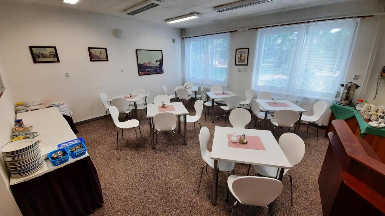Hotel Kristl Pardubice Bagian luar foto