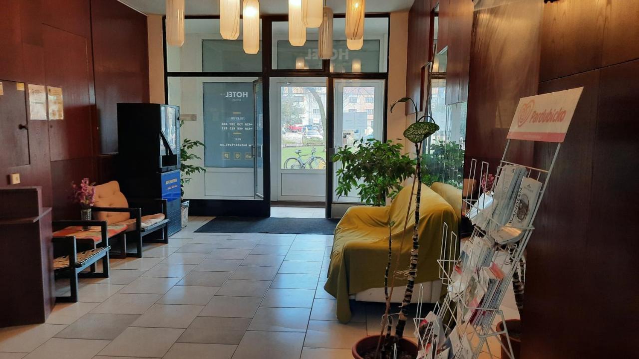 Hotel Kristl Pardubice Bagian luar foto